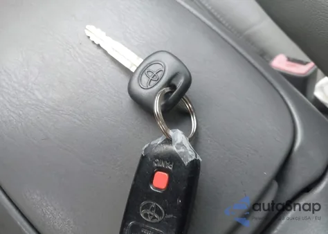 2004 Toyota Sequoia Sr5 V8 z USA, uszkodzony, nr VIN 5TDBT44AX4S225538